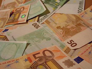 В 2002 году была введена в обращение единая валюта для европейских государств – евро.
